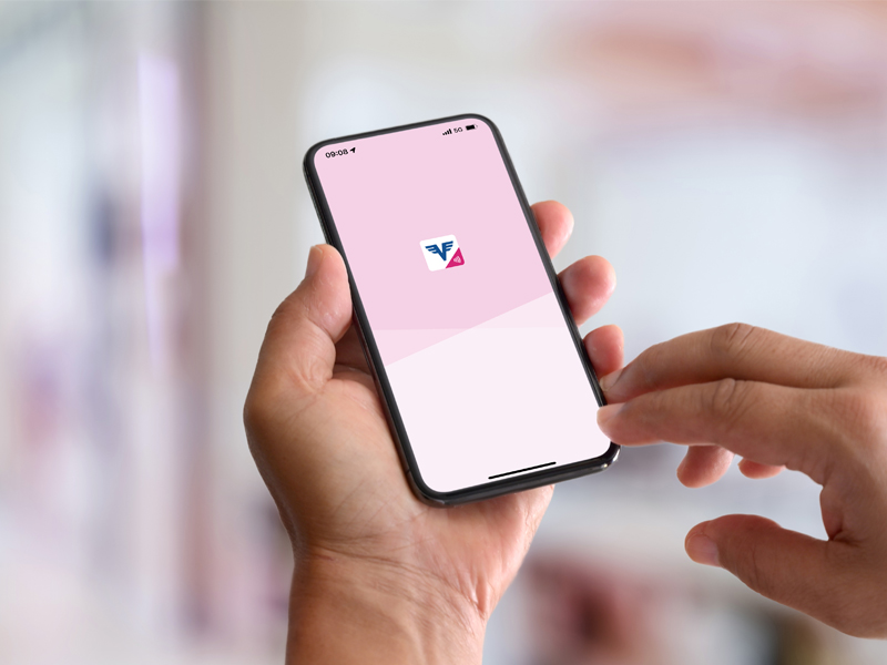 Die Pay-App startet auf einem Smartphone Screen.
